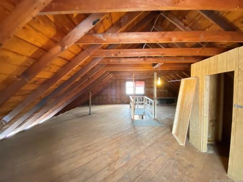 21 Pleasant St, Windsor Locks CT 06096-1439 exterior