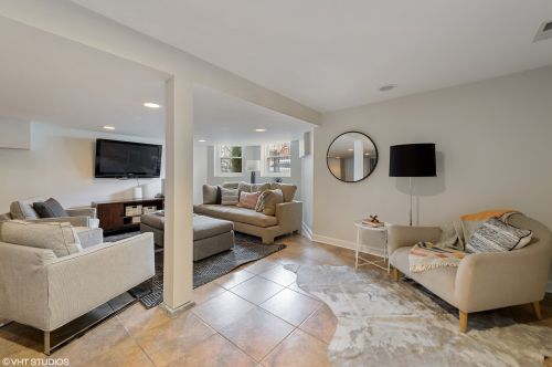 1908 Roscoe St, Chicago IL 60618-6245 exterior