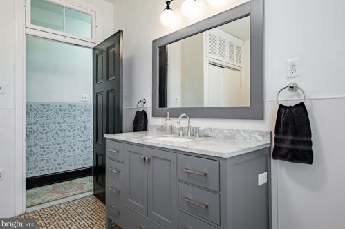 526 Girard Ave, Philadelphia PA 19130-1617 exterior