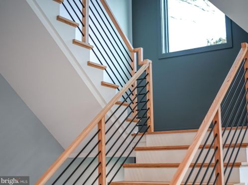 1422 Mayflower Dr, Mc Lean VA 22101-5615 exterior