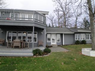 7380 Selma Dr, Fenton, MI 48430-9015