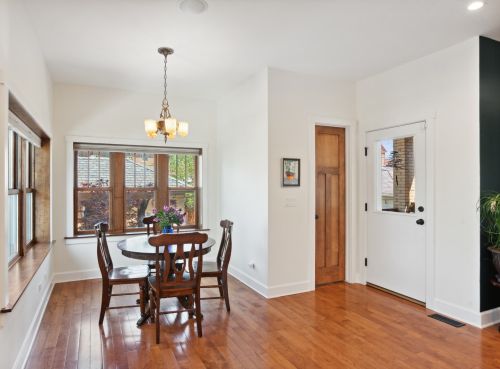 2955 Sunnyside Ave, Chicago IL 60630-3923 exterior