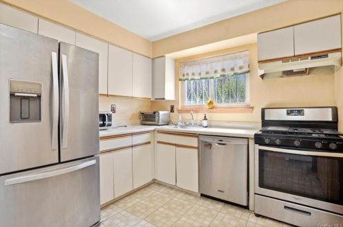 2452 Delanoy Ave, Bronx, NY 10469-6242