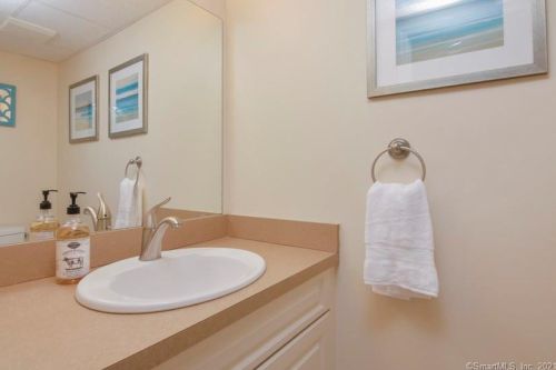 2 Deepwood Dr, Farmington CT 06032-1147 exterior