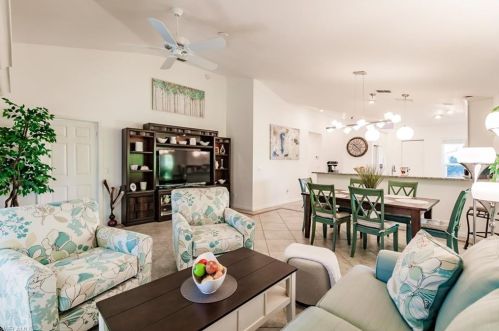 4870 Europa Dr, Naples FL 34105-5602 exterior