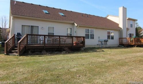 2053 Maplehurst Dr, Walled Lake MI  48390-3276 exterior