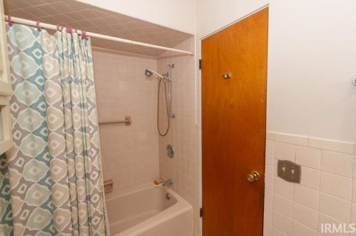 140 Manchester Dr, Mishawaka IN 46544-3526 exterior