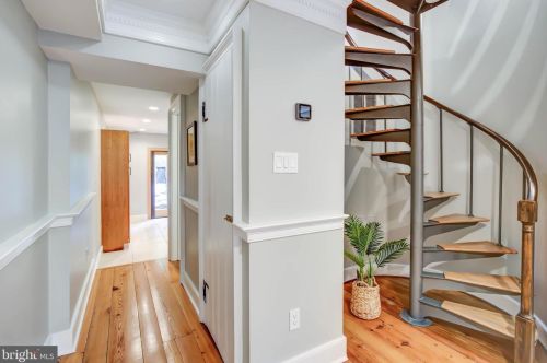 527 Wilkes St, Alexandria VA  22314-3723 exterior