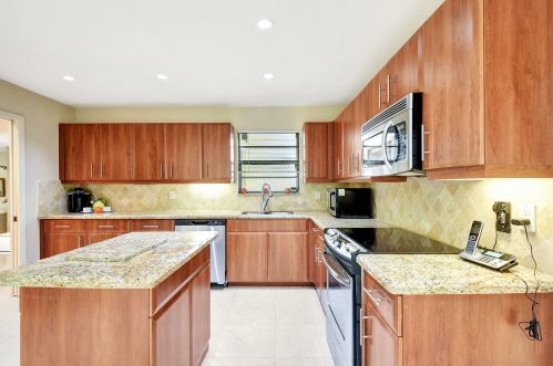 44 Hampshire Ln, Boynton Beach FL 33436-7414 exterior