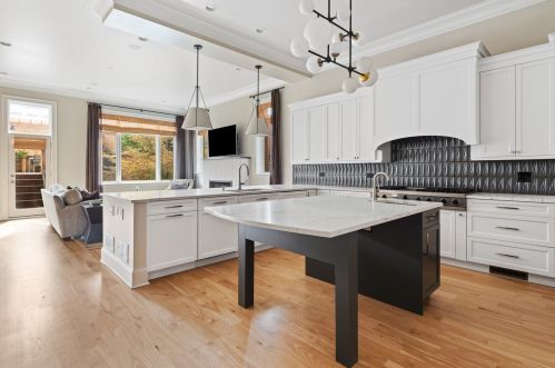 1025 Lill Ave, Chicago IL 60614-2107 exterior