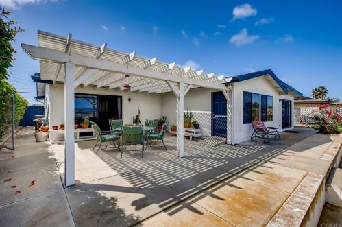 2706 Mesa Dr, Oceanside CA 92054-3717 exterior