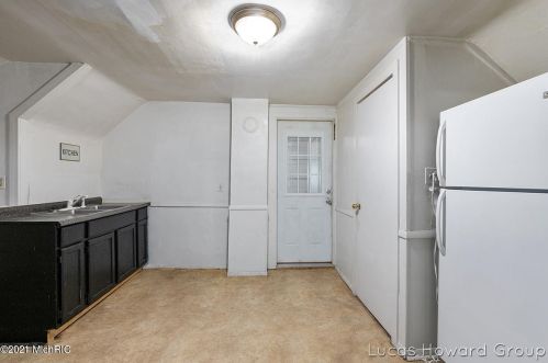 701 Vries St, Grand Rapids MI 49503-8118 exterior