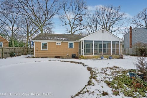 15 Glenwood Dr, Berkeley Township NJ 08721-1021 exterior