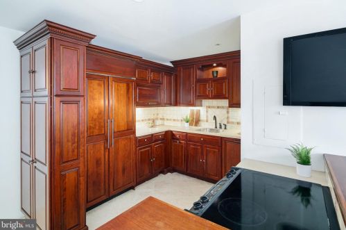 2027 Chancellor St, Philadelphia PA 19103-5604 exterior