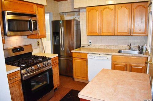 63 Birchwood Dr, Valley Stream NY 11580-1909 exterior