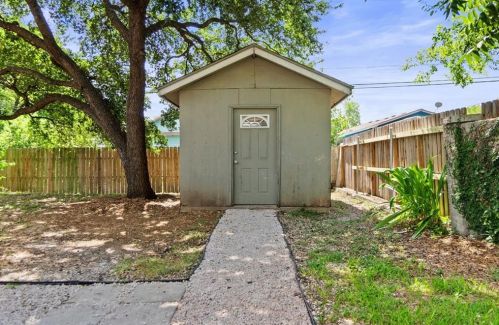 6609 Cruz St, Austin TX 78741-3519 exterior