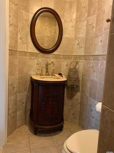 58 Vly Grn Dr, Valley Stream NY 11581-3635 exterior