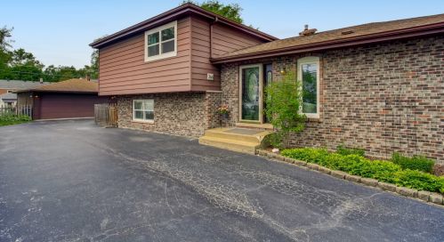 366 Commonwealth Ln, Elmhurst IL 60126-4918 exterior