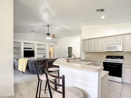 121 29 St, Naples FL 34117-4240 exterior