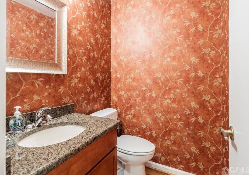 81 Laurel Holw Ct, Edison NJ 08820-1043 exterior