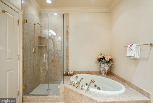 896 Alvermar Rdg Dr, Mc Lean VA 22102-1439 exterior