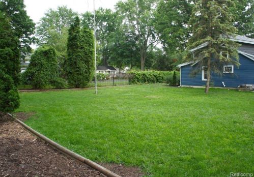 3322 Emmons Ave, Rochester MI 48307-5515 exterior