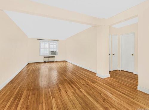 2080 Barnes Ave, Bronx, NY 10462-2632