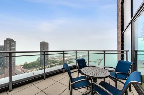 450 Waterside Dr, Chicago IL  60601-4702 exterior