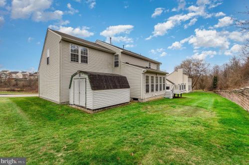 37 Louvain Dr, Hanover PA 17331-8696 exterior