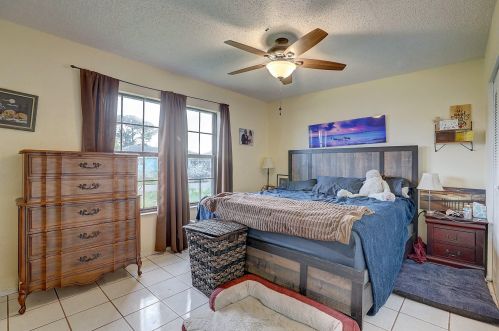 2351 Fruit Ave, Fort Pierce FL 34952-7422 exterior