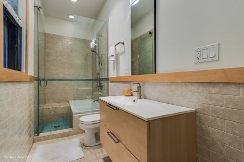 5533 Dorchester Ave, Chicago IL 60637-1720 exterior