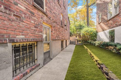 256 260th St, Bronx NY 10471-1822 exterior