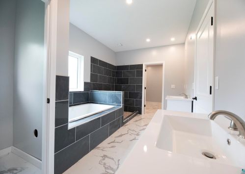 3139 Tischer Rd, Duluth MN 55803-1131 exterior