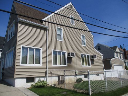 48 Munro Blvd, Valley Stream, NY 11581-3309