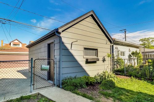 3831 Central Park Ave, Chicago IL 60618-4102 exterior