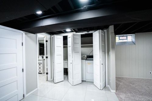 8451 Nightingale St, Dearborn Heights MI  48127-1203 exterior