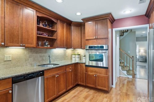 81 Laurel Holw Ct, Edison NJ 08820-1043 exterior