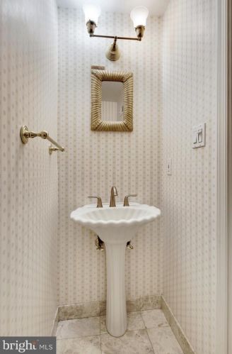 2022 Locust St, Philadelphia PA 19103-5614 exterior