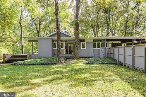 24 Brookstone Dr, Princeton NJ 08540-2402 exterior