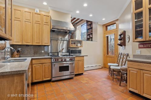 2206 Kenmore Ave, Chicago IL 60613-2916 exterior