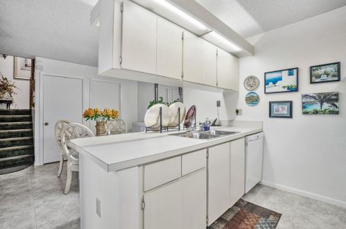 323 Live Oak Ln, Boynton Beach FL 33436-7116 exterior