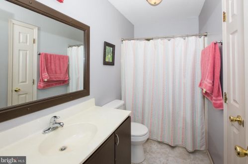 211 Cherrywood Ct, Pottstown PA 19464-9230 exterior