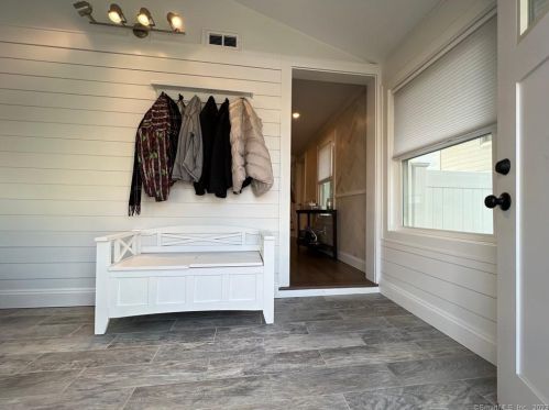 20 Concord Ave, Milford, CT 06460-4111