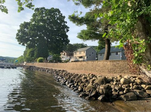 469 Roosevelt Dr, Seymour CT 06478-2701 exterior