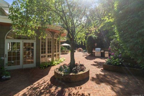 10 Durham Dr, Huntington Station NY 11746-5310 exterior