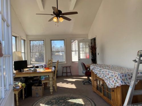 43 Raffia Rd, Enfield CT 06082-5159 exterior