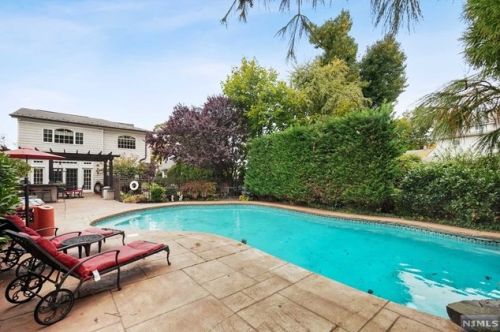 90 Spg Gdn Ave, Nutley NJ 07110-1507 exterior