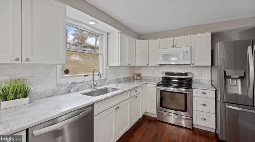 12524 Misty Water Dr, Herndon VA 20170-5702 exterior