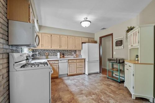 24 Tamarack Hl Dr, Poughkeepsie NY 12603-1112 exterior