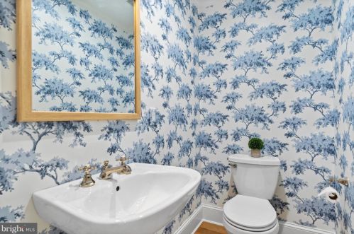 4420 Fessenden St, Washington DC  20016-4054 exterior